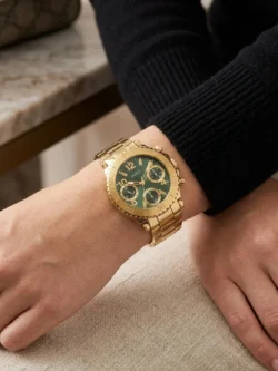 Montre femme GUESS GW0465L5 dorée portée au poignet