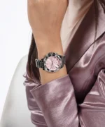 Montre femme GUESS GW0696L1 Color Fusion argentée à cadran rose portée au poignet