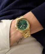 Montre homme GUESS GW0849G2 Emperor dorée à cadran vert portée au poignet