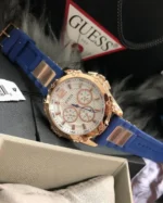 Bracelet silicone bleu et boîtier rose gold de la montre GUESS W0325L8