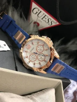 Bracelet silicone bleu et boîtier rose gold de la montre GUESS W0325L8
