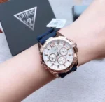 Montre femme GUESS W0325L8 à bracelet bleu portée au poignet