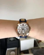 Montre femme GUESS W0325L8 à bracelet bleu portée au poignet au maroc