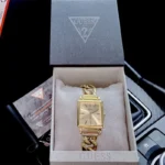 Cadran carré doré de la montre femme GUESS W1029L2 Vanity