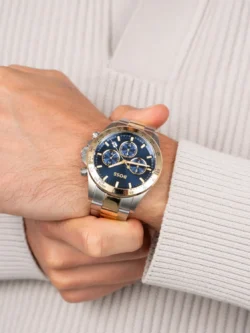 Montre homme Hugo Boss 1513767 Hero à cadran bleu portée au poignet