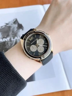 Montre femme Michael Kors Jessa MK6944 dorée et noire portée au poignet