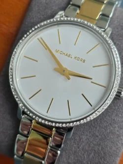 Cadran blanc de la Michael Kors MK1041 Pyper avec index dorés et détails pavés