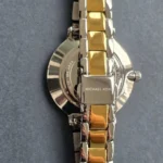 Dos du boîtier et fermoir de la montre bicolore Michael Kors MK1041