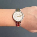 Montre femme Michael Kors MK1041 Pyper bicolore portée au poignet