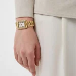 Montre femme dorée Michael Kors MK4640 portée avec une tenue élégante
