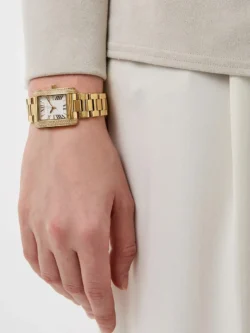 Montre femme dorée Michael Kors MK4640 portée avec une tenue élégante