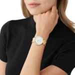 Montre femme Michael Kors MK4693 Parker dorée portée au poignet