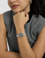 Montre femme Michael Kors MK4894 Laney portée au poignet