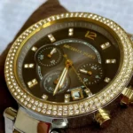 Boîtier rond bicolore de la montre chronographe Michael Kors MK6118 Parker