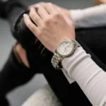 Montre femme Michael Kors MK6474 Ritz bicolore portée au poignet