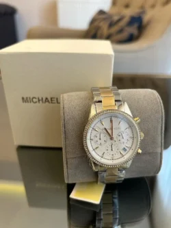 Montre Michael Kors MK6474 Ritz en acier bicolore présentée dans son coffret cadeau