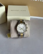 Montre Michael Kors MK6474 Ritz bicolore présentée avec son coffret Michael Kors