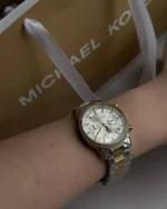 Montre femme Michael Kors MK6474 Ritz chronographe bicolore portée