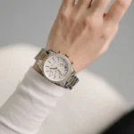 Montre femme Michael Kors MK6474 Ritz chronographe bicolore portée au poignet