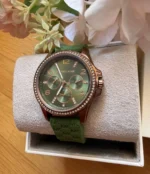 Cadran vert olive et lunette ornée de cristaux de la montre Michael Kors MK7421