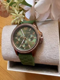 Cadran vert olive et lunette ornée de cristaux de la montre Michael Kors MK7421