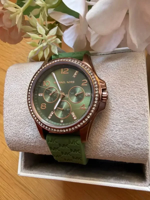 Cadran vert olive et lunette ornée de cristaux de la montre Michael Kors MK7421