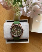 Montre Michael Kors MK7421 Mini Pilot verte présentée dans son coffret