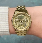 Montre femme Michael Kors MK7530 Bryant dorée portée au poignet