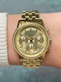 Montre femme Michael Kors MK7530 Bryant dorée portée au poignet