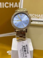 Montre femme Michael Kors MKO1048 dorée au cadran bleu présentée dans son écrin Michael Kors