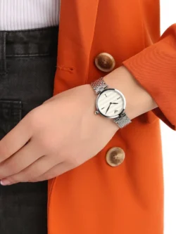 Montre Emporio Armani AR11195 portée au poignet d'une femme, boîtier fin 32 mm et bracelet acier argenté élégant