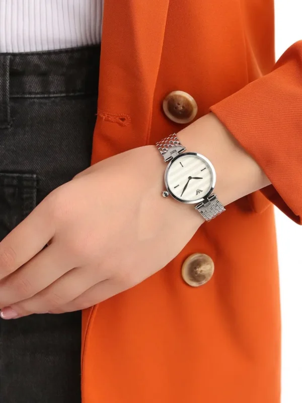 Montre Emporio Armani AR11195 portée au poignet d'une femme, boîtier fin 32 mm et bracelet acier argenté élégant