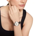 Montre Emporio Armani AR11195 portée au poignet d'une femme au maroc, boîtier fin 32 mm et bracelet acier argenté élégant