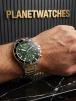 Montre Emporio Armani AR11695 portée au poignet d'un homme, chronographe solaire 42 mm au bracelet acier bicolore argenté et doré