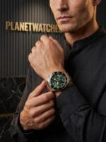 Montre Emporio Armani AR11695 portée au poignet d'un homme au maroc, chronographe solaire 42 mm au bracelet acier bicolore argenté et doré