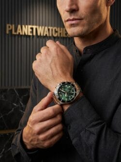 Montre Emporio Armani AR11695 portée au poignet d'un homme au maroc, chronographe solaire 42 mm au bracelet acier bicolore argenté et doré