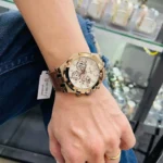 Montre Guess GW0262G3 portée au poignet d'un homme, bracelet cuir marron et cadran blanc cassé, style casual chic