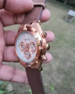 Vue de profil de la montre Guess GW0262G3 montrant l'épaisseur du boîtier en acier de 44 mm et la couronne latérale