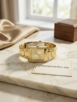 Montre Guess GW0874L4 femme vue de face avec boîtier rectangulaire ton doré sur table
