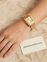 Montre Guess GW0874L4 portée au poignet d'une femme, boîtier rectangle doré fin de 8 mm d'épaisseur, style élégant pour bureau et soirée au Maroc