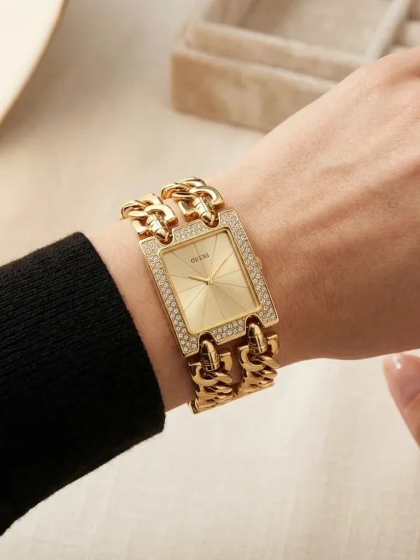 Montre Guess W0072L1 femme bracelet chaîne acier doré jaune cadran champagne dateur - disponible au Maroc portée au poignet