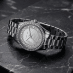 Montre Michael Kors femme argentée avec cadran nacré et cristaux sur marbre noir