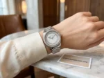 Montre Michael Kors femme argentée portée au poignet avec carte Planetawatches.ma