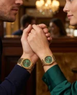 Pack Couple GUESS Emperor GW0849G2 homme et Empress GW0873L2 femme avec cadrans verts et bracelets dorés sur planetawatches