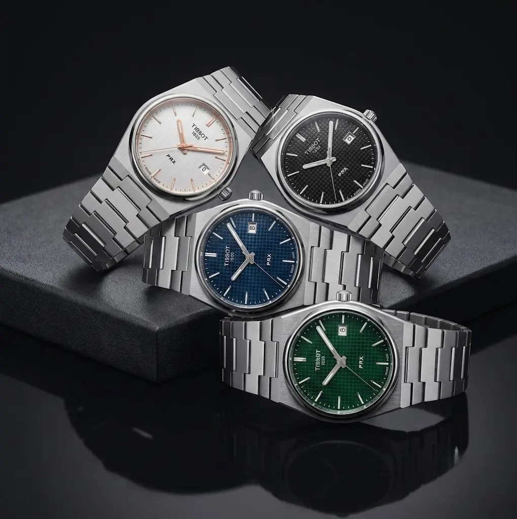 Collection Tissot PRX Quartz avec plusieurs cadrans colorés et bracelet intégré en acier au Maroc.