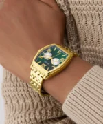 Gros plan sur le cadran vert et les aiguilles dorées de la montre Guess GW0975G2 portée