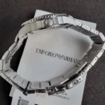 Emporio Armani AR11683 vue de profil, bracelet acier inoxydable et fermoir déployant