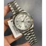 Vue détaillée de la montre Guess GW0265G6 pour homme en acier argenté