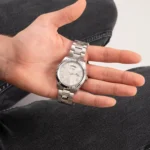 Guess GW0265G6 avec cadran argenté, chiffres romains et dateur