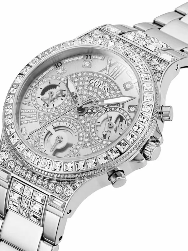 Vue rapprochée de la montre Guess GW0320L1 pour femme avec cadran décoré de strass